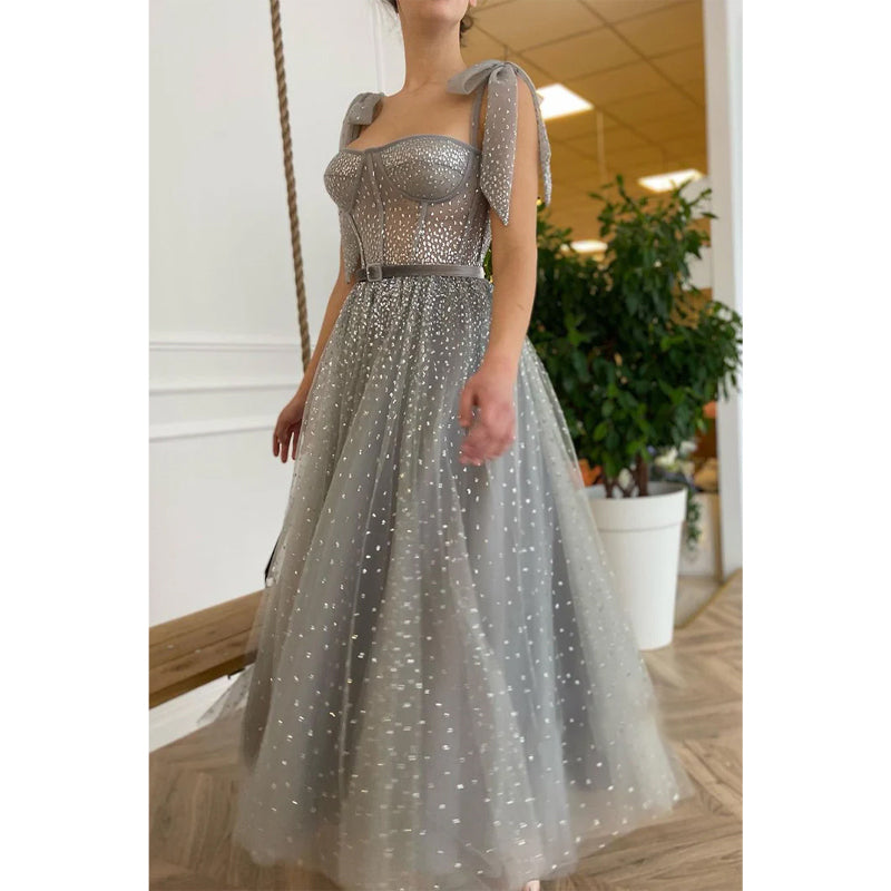 Glitzerndes Abendkleid aus silbernem Tüll mit Herzausschnitt 