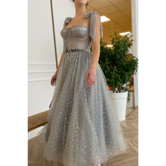 Glitzerndes Abendkleid aus silbernem Tüll mit Herzausschnitt 