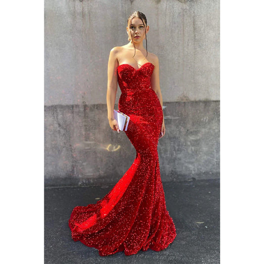 Glitzerndes rotes Ballkleid mit herzförmigem Ausschnitt und Pailletten