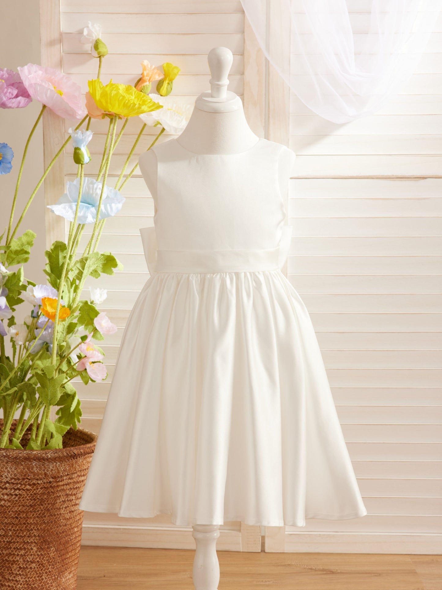 Elegant A-line Satin V-Back Bow Knee-length Flower Girl Dress