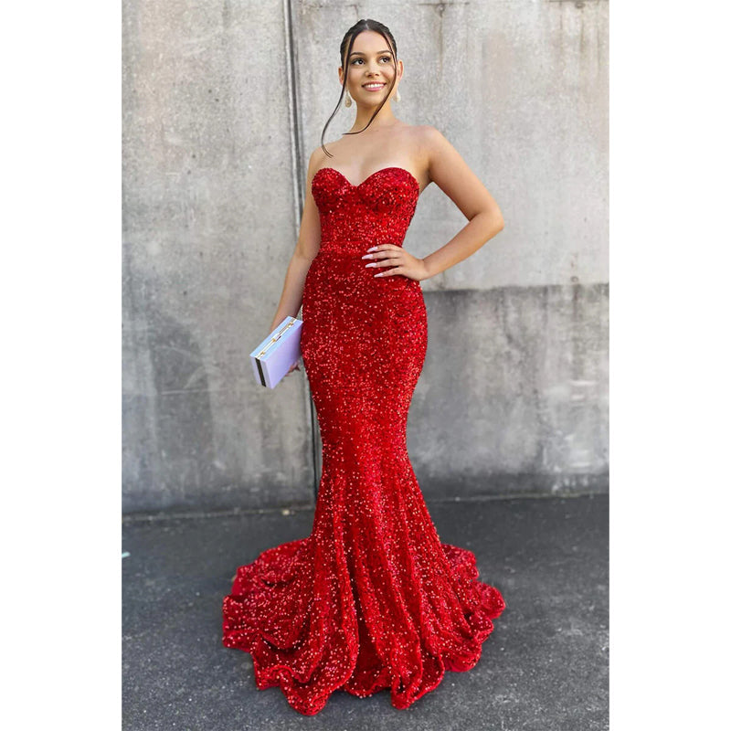 Glitzerndes rotes Ballkleid mit herzförmigem Ausschnitt und Pailletten