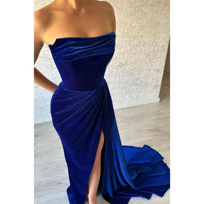 Königsblaues trägerloses Samtkleid mit Falten und langer Schleppe, sexy Abendkleid mit Schlitz 