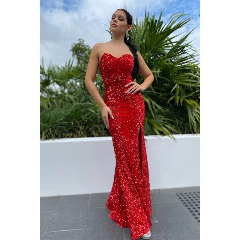 Glitzerndes rotes Ballkleid mit herzförmigem Ausschnitt und Pailletten