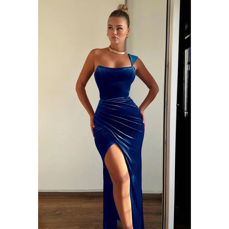 Langes Ballkleid aus Samt mit einer Schulter und Falten in Blau mit Schlitz 