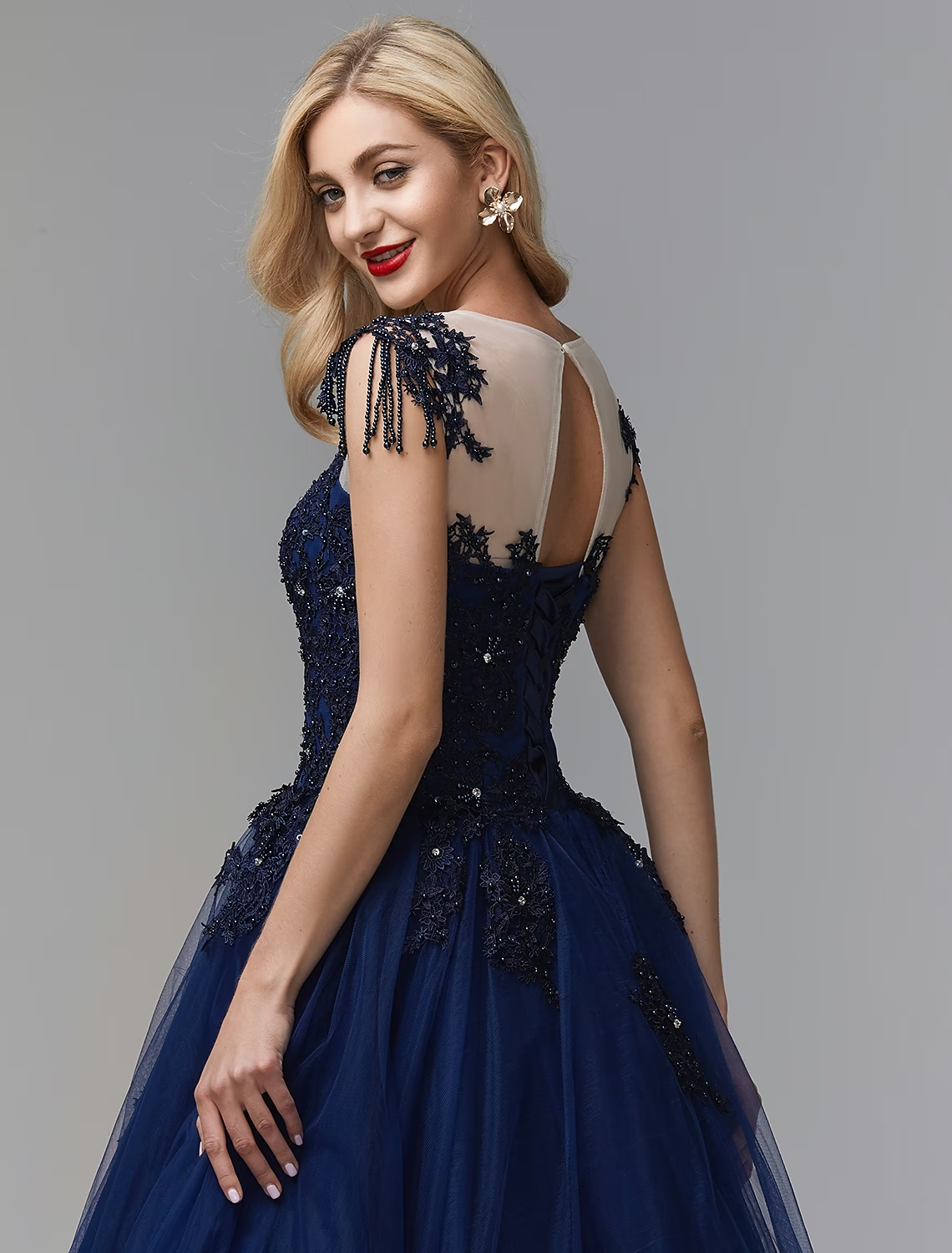 Ballkleid Ballkleider Glitzerkleid Quinceanera Kapellenschleppe Langarm Schulterfrei Satin mit Perlenapplikationen