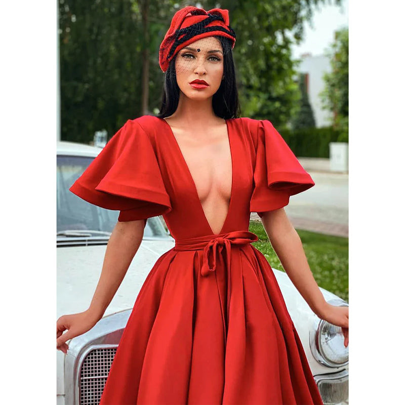 Attraktives rotes Vintage-Abendkleid mit tiefem V-Ausschnitt und Ärmeln 