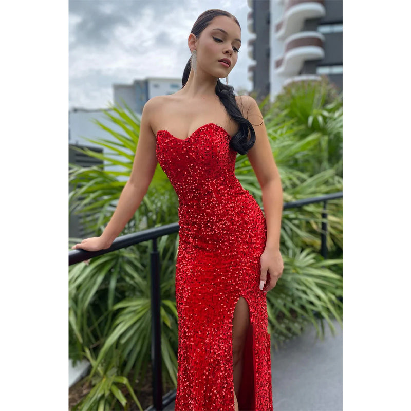 Glitzerndes rotes Ballkleid mit herzförmigem Ausschnitt und Pailletten