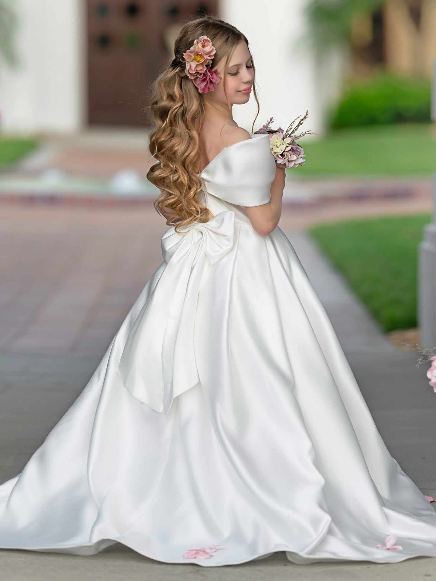 Elegant Ivory Satin Princess Ball Gown with Sweep Train and Bow for Flower Girls