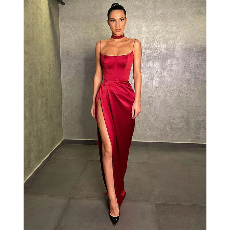 Einzigartiges langes rotes Ballkleid mit U-Ausschnitt und Seitenschlitz 