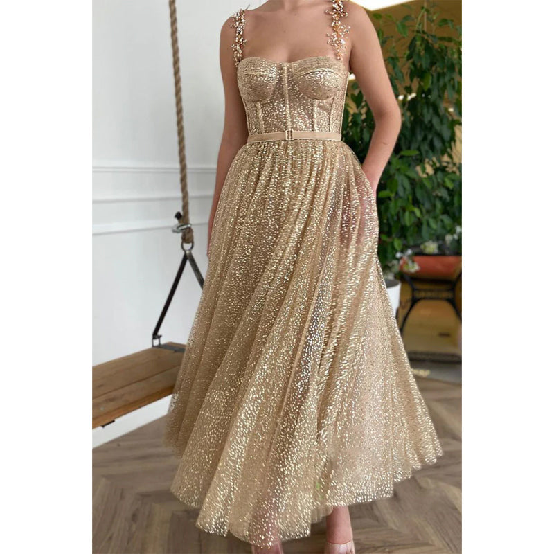 Champagnerfarbenes Ballkleid mit glitzernden Pailletten und Herzausschnitt 