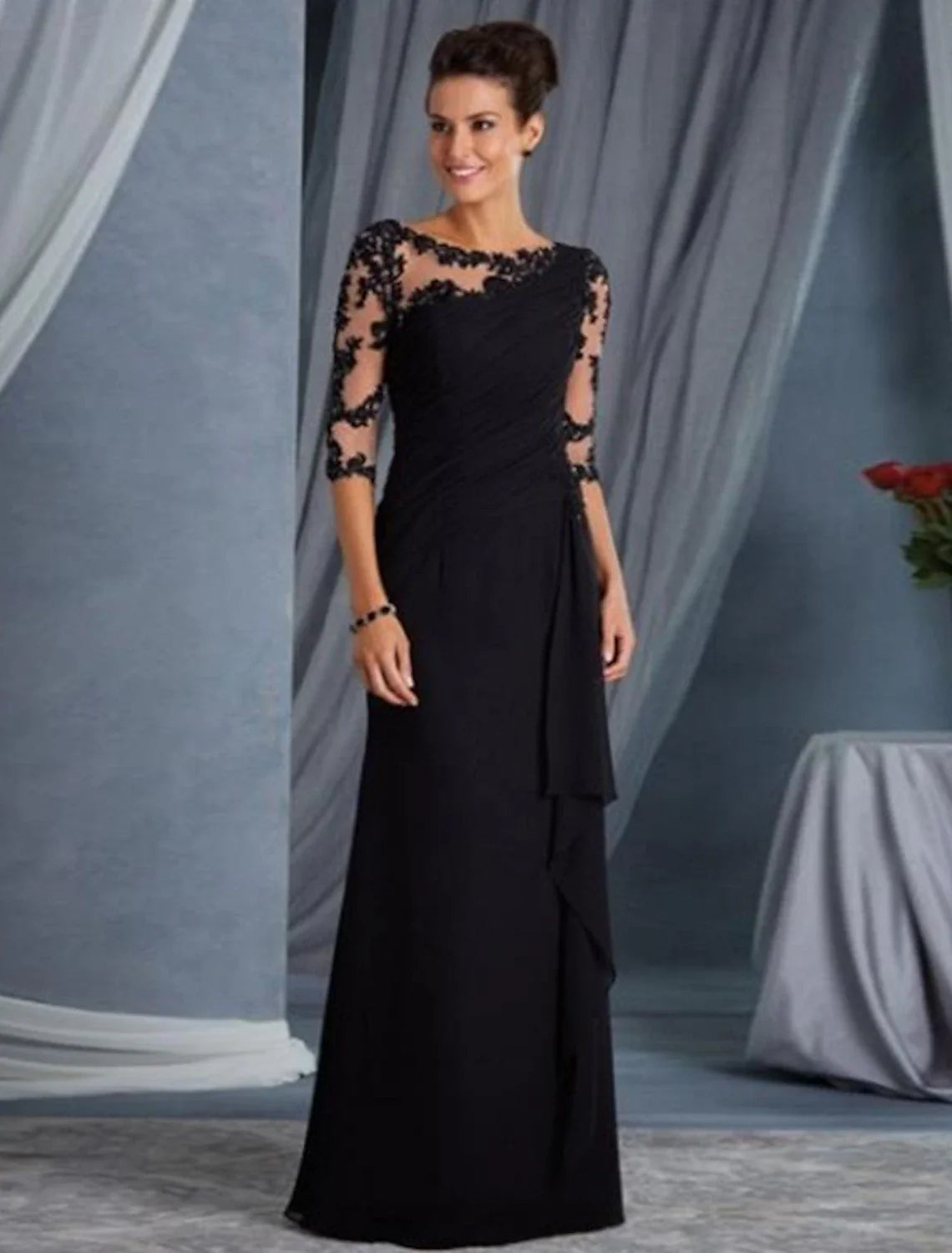 Schwarzes Etuikleid, Abendkleid in Übergröße, elegantes Kleid, formeller Abend, bodenlang, Halbarm, Juwelenhals, Herbst, Hochzeitsgast, Spitze mit Applikationen