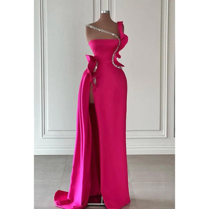 Asymmetrisches, perlenbesetztes, langes Ball-/Abendkleid aus Satin mit Schlitz