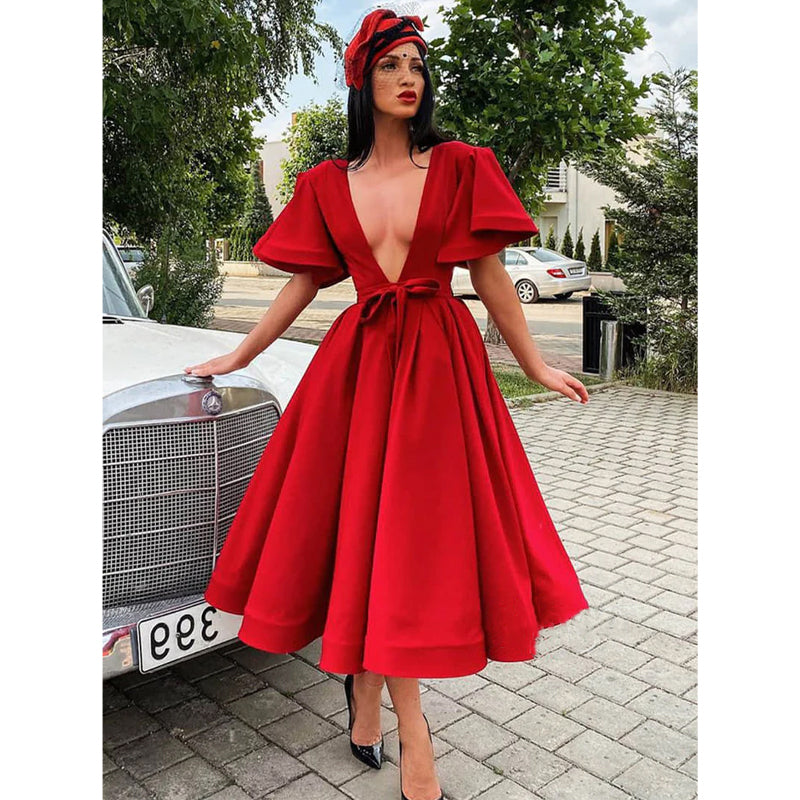 Attraktives rotes Vintage-Abendkleid mit tiefem V-Ausschnitt und Ärmeln 