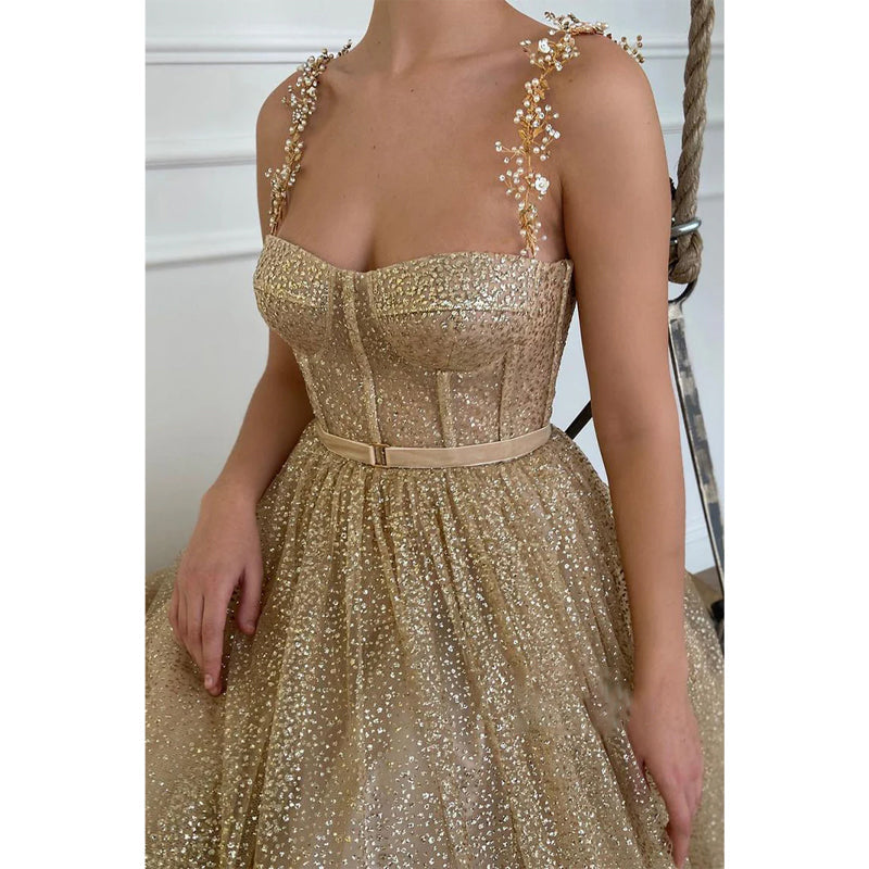 Champagnerfarbenes Ballkleid mit glitzernden Pailletten und Herzausschnitt 