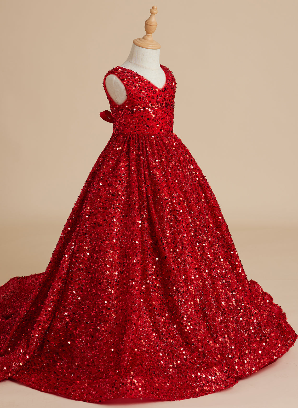 Dazzling Red Sequined Princess Ball Gown with V-Neck and Court Train for Girls