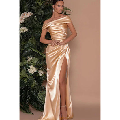 Etui-Linie/Säule Off-Shoulder Satin Plissee Split Ärmelloses Ballkleid