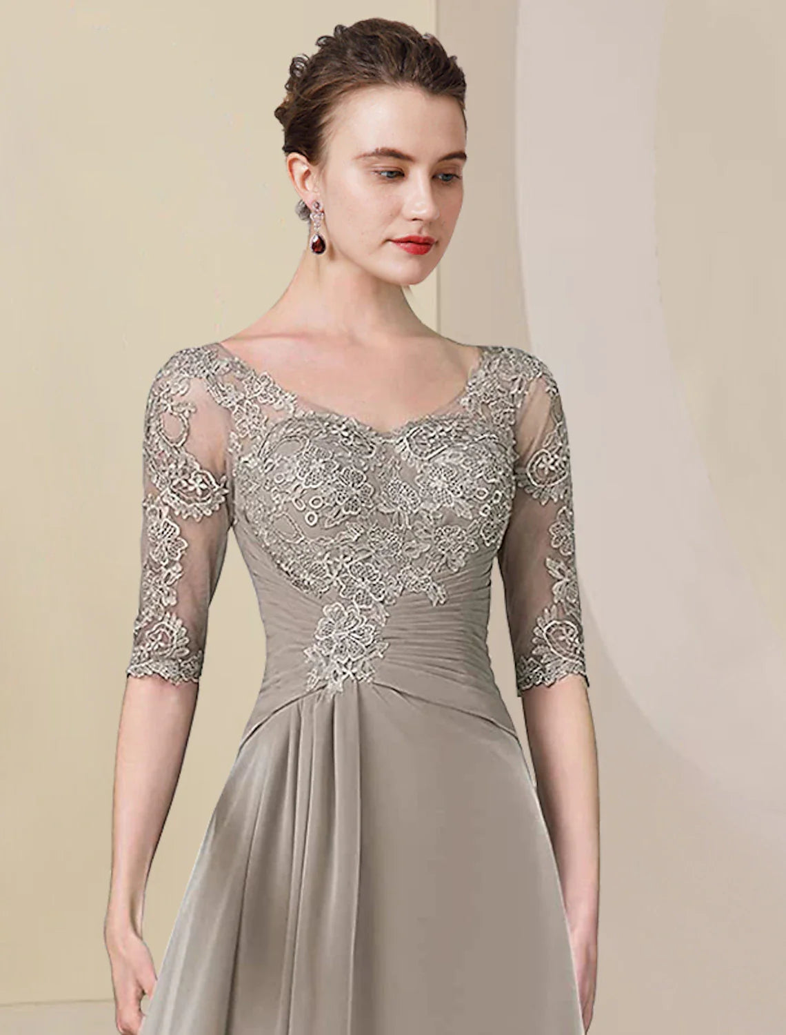 Zweiteiliges A-Linien-Kleid für die Mutter der Braut, formeller Hochzeitsgast, eleganter High-Low-V-Ausschnitt, asymmetrische knielange Chiffon-Spitze, halbe Ärmel, Wickelkleid inklusive gerüschter Applikationen