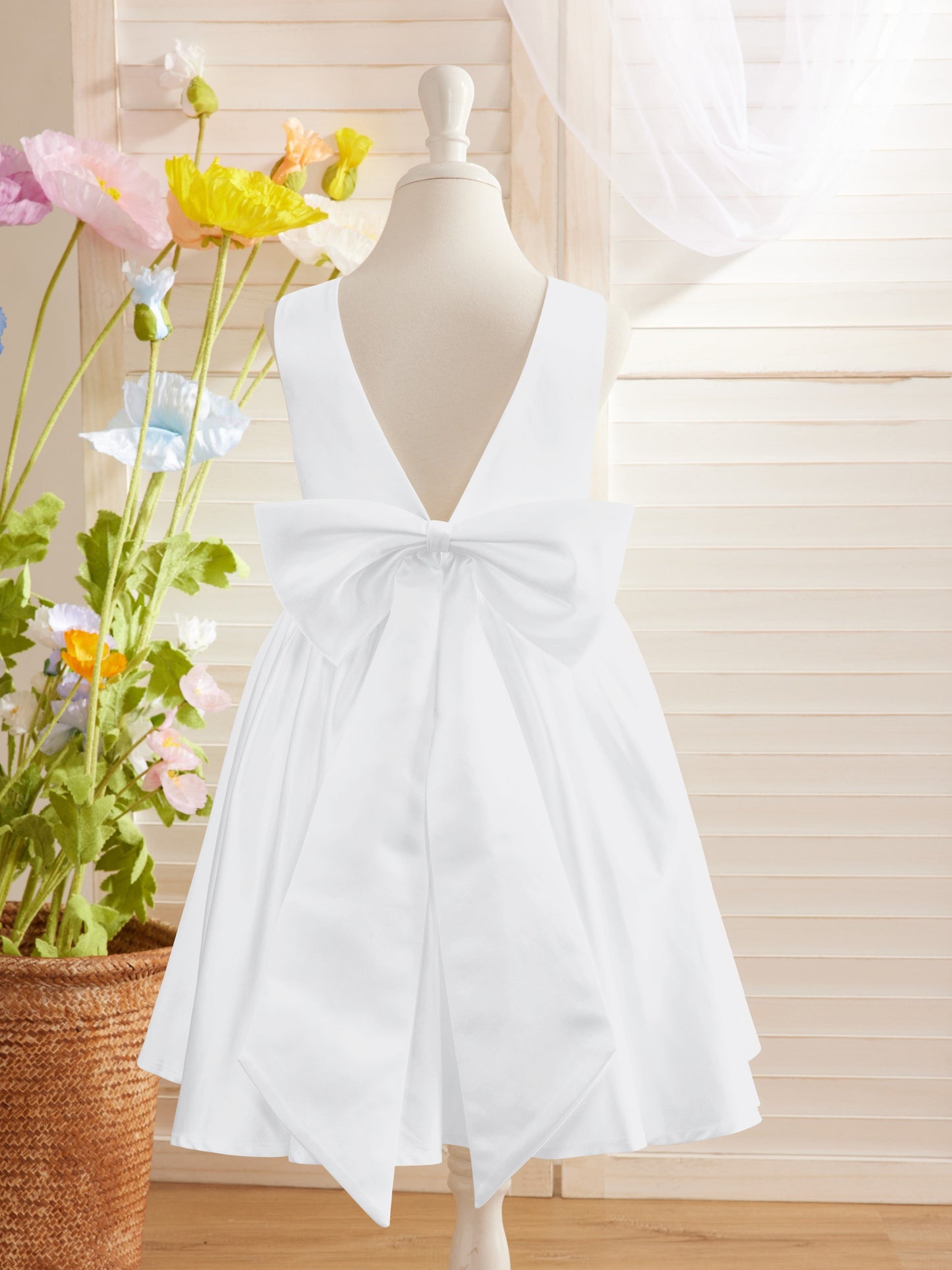 Elegant A-line Satin V-Back Bow Knee-length Flower Girl Dress